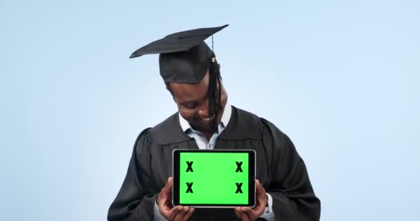 Tablet Πράσινη Οθόνη Αποφοίτηση Και Χαρούμενος Μαύρος Άνδρας Προβολή Στούντιο — Αρχείο Βίντεο