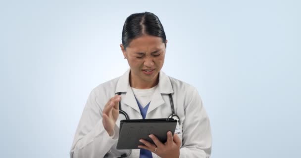 疼痛和平板或头痛的妇女因在线交流或医疗疲劳 有偏头痛的医务人员和有工作室背景的电子邮件的技术 — 图库视频影像