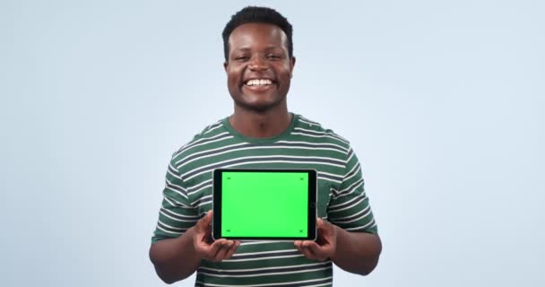 脸和绿色屏幕空间在平板电脑上的工作室 为我们的广告信息蓝色背景 Ux促销 通讯或发布会的肖像 快乐的非洲模型和数字营销 — 图库视频影像