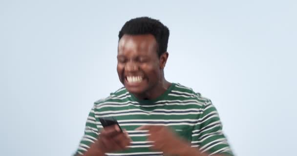 Homem Negro Animado Telefone Punho Bomba Celebração Boas Notícias Ganhar — Vídeo de Stock