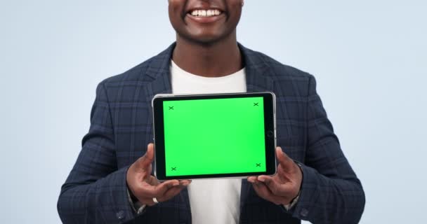 Бизнесмен Руки Планшет Зеленым Экраном Маркетинге Рекламе Студийном Фоне Крупный — стоковое видео
