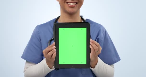 Médico Manos Tableta Pantalla Verde Persona Feliz Para Publicidad Línea — Vídeo de stock