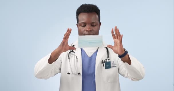 医生和黑人男子与确定的标志 支持和保健与反馈蓝色工作室背景 人物形象 非洲人士和医学专业人员 手握手势 完美与评论 — 图库视频影像