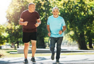 Yaşlılar, erkekler ve sağlık, egzersiz ya da dışarıda gülümseyerek spor yapmak için şehrin yollarında koşmak. Sunbae, insanlar ve eğitim birlikte doğa ya da sağlık, macera ve mutluluk için park.