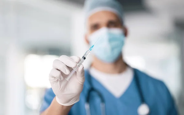 Mann Arzt Und Hand Mit Nadel Für Impfstoff Injektion Oder — Stockfoto