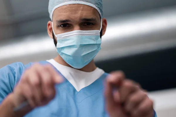 Πορτρέτο Γιατρός Και Άνθρωπος Στο Χειρουργείο Στο Χειρουργείο Scrubs Πρόσωπο — Φωτογραφία Αρχείου