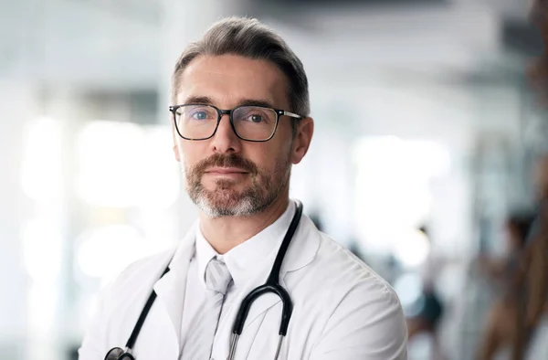 Vážný Lékař Portrét Muž Brýlemi Nemocnici Pro Zdraví Wellness Nebo — Stock fotografie
