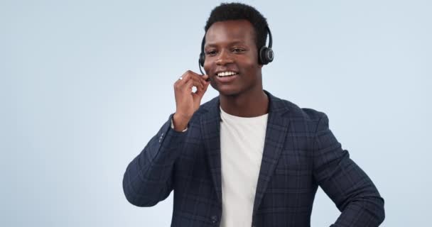 コールセンター 話すと黒人の男性 ブルーバックグラウンドのモックアップで隔離されたスタジオでヘルプやテレマーケティング サポートのためのコミュニケーションのコンサルタント セールスエージェント カスタマーサービスの専門家 — ストック動画