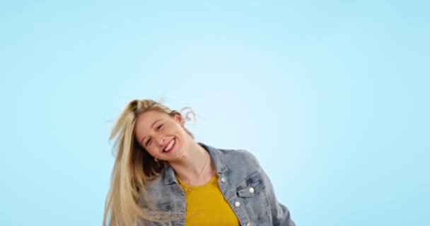 Счастливые Женщина Хлыст Волосы Студии Изолированы Синем Фоне Естественной Красоты — стоковое видео