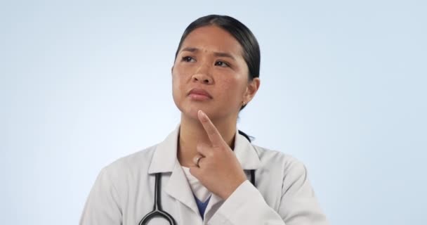 混淆了亚洲女性或工作室医生在医疗保健事业中的想法 危机或头脑风暴 蓝色背景下医学专业人员的问题解决 决策或沮丧的面孔 — 图库视频影像