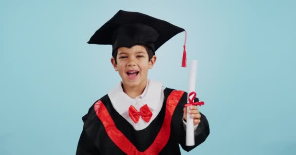 Graduado Niño Celebración Con Retrato Felicidad Estudio Sobre Fondo Azul — Vídeos de Stock