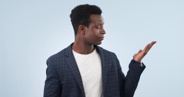 Karar Neden Eller Siyah Adam Seçimden Gelen Bir Gülümseme Stüdyoda — Stok video