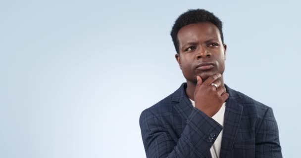 Düşünme Taklit Mekan Fikir Sahibi Siyahi Adam Stüdyonun Arka Planında — Stok video