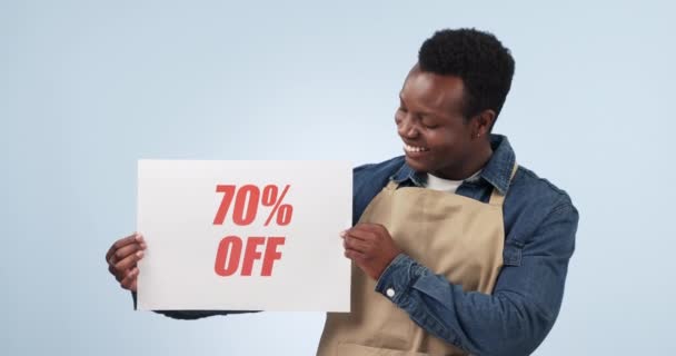 快乐的黑人男子 广告牌和贴现价格签名或在工作室背景下促销 非洲男性形象或员工的微笑与招贴画交易 商店促销或广告销售 — 图库视频影像
