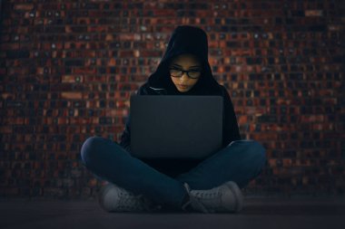 Hacker, bodrumda dizüstü bilgisayarı ve bilgi teknolojisi olan bir kadın veritabanı ya da sunucusu olan bir siber suç. Siber güvenlik, programlama ve suçlu bilgisayar, fidye ve güvenlik duvarı ihlali.