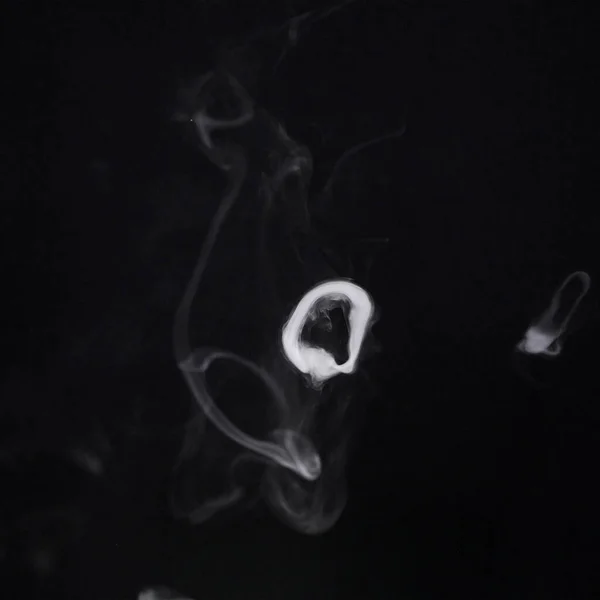 蒸汽或污染与熏香在黑暗的背景 雾或雾与蒸气和模拟空间在工作室 有环境的图案和质感 有黑色背景和烟雾的气体和空气 — 图库照片