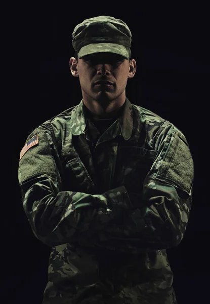 武器を持った男は 黒い背景の制服で戦った スタジオでの戦いのためのセキュリティ ミッションを備えた英雄 カモフラージュ — ストック写真