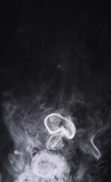 模拟太空壁纸上的烟雾 黑色背景和蒸汽 浓雾或气体 空气中飘扬的云雾 烟雾和具有抽象纹理 污染图案或熏香蒸气的黑暗背景下的魔法效果 — 图库照片