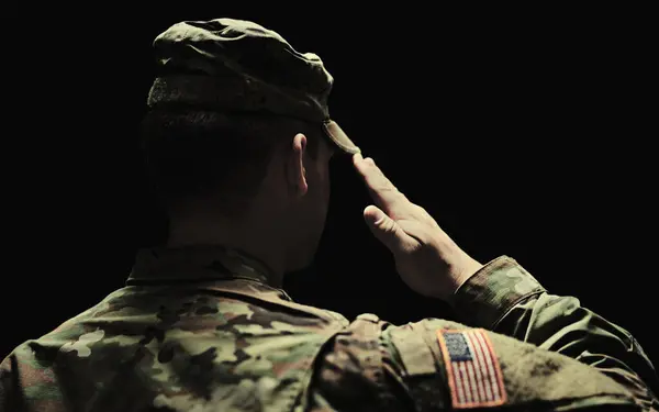 バック 敬意と軍隊は 愛国者としての奉仕や義務のためにスタジオで暗い背景に制服を着た兵士と アメリカ海兵隊または戦争の後ろからの退役軍人 戦闘の準備 — ストック写真