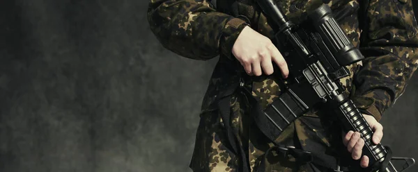 カモフラージュのための銃 クローズアップとモックアップを保持する 訓練における戦士 — ストック写真