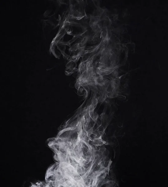 在有黑暗背景的工作室里 通过对空间进行抽象的魔法效果的模拟来获得灵感 蒸汽或气体 烟雾或蒸气雾在空气中移动 在黑色背景下模拟云雾模式 — 图库照片
