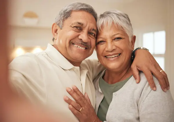 Selfie Láska Starší Pár Doma Úsměvem Podpora Portrét Manželství Důchodu — Stock fotografie