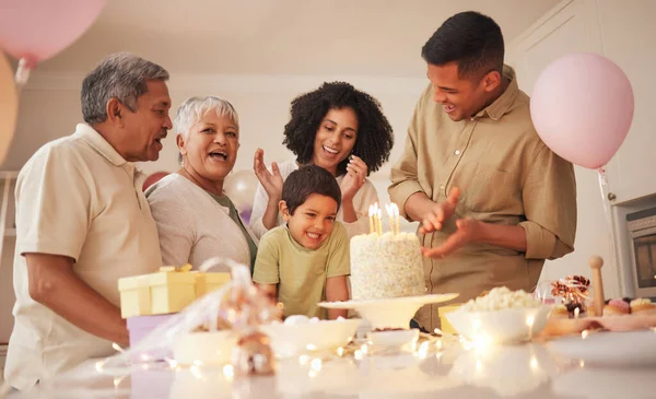 生日快乐 大家庭和孩子们 用蛋糕拍手或掌声在家里一起庆祝活动 祖父母 快乐和孩子因为在房子里聚会 惊喜和礼物而兴奋 — 图库照片