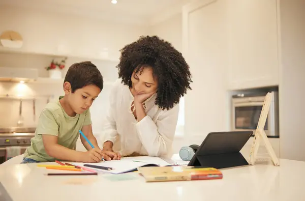 Anne Çocuk Evde Eğitim Için Yazma Öğrenme Aile Desteği Yaratıcı — Stok fotoğraf