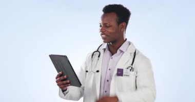 Stüdyoda tıbbi ve sağlık hizmetleri için tele-sağlık hizmeti veren bir video, tablet ve doktor. Siyahi adam, dijital çalışma ve hastane ve klinik tavsiyeleri için sağlıkla el sallama.
