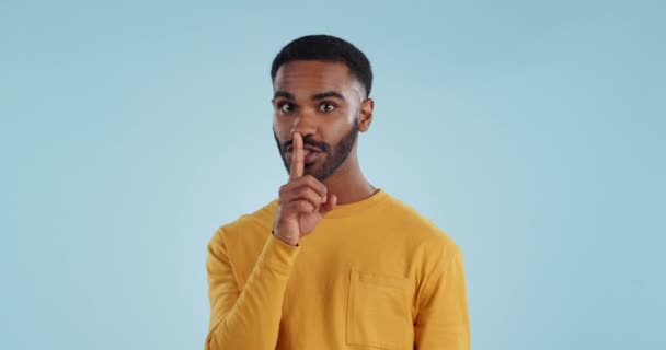 Secreto Cara Hombre Con Dedo Los Labios Estudio Para Tranquilidad — Vídeos de Stock