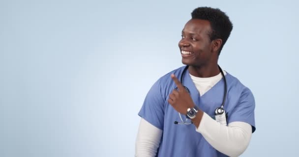 Νοσοκόμα Διαφήμιση Και Μαύρος Που Δείχνει Διάστημα Στο Στούντιο Απομονωμένος — Αρχείο Βίντεο