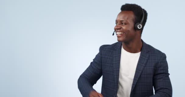 Mutlu Siyah Adam Çağrı Merkezi Müşteri Hizmetleri Bir Stüdyo Geçmişine — Stok video