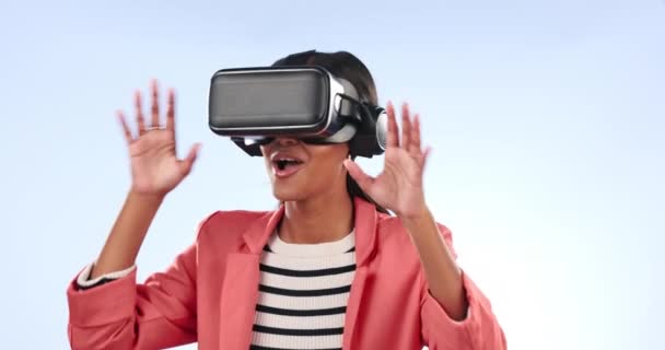 用于电子学习的妇女 学生和Vr或未来眼镜 3D软件或蓝色背景的用户体验 兴奋的人在虚拟现实 教育屏幕或工作室中的不同技术 — 图库视频影像