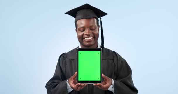Tablette Écran Vert Diplômé Heureux Homme Noir Avec Des Nouvelles — Video