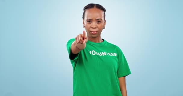 Gezicht Vinger Zwarte Vrouw Met Geen Vrijwilliger Afwijzing Een Blauwe — Stockvideo