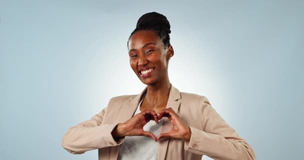 Šťastná Černoška Podnikání Srdce Ruce Pro Lásku Péči Nebo Podporu — Stock video