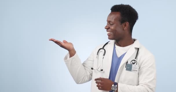 有关于医疗保健的信息 建议或交流的棕榈 指尖和黑人男子或医生 非洲外科医生的快乐 表演和人脸肖像 在工作室的护理背景上做一个手势 — 图库视频影像