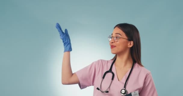 Médico Mulher Mão Aberta Estúdio Rosto Ponto Escolha Revisão Conselho — Vídeo de Stock