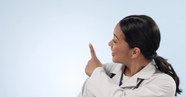 Rostro Del Estudio Mujer Feliz Médico Señalan Dirección Atención Médica — Vídeo de stock