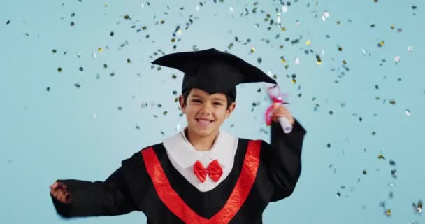 孩子和庆祝与Confetti和快乐的舞蹈在工作室蓝色背景的教育 具有兴奋的表情 文凭或成就证书的发展 孩子和成功 — 图库视频影像