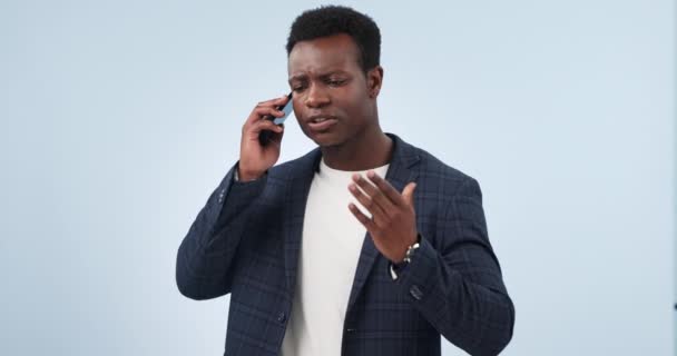 Hüsrana Uğramış Siyahi Bir Adam Stresli Bir Telefon Görüşmesi Hata — Stok video