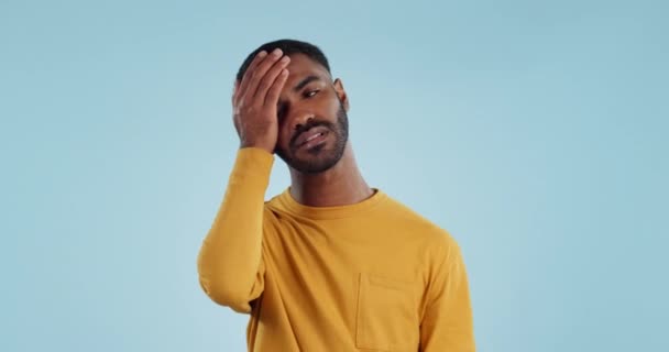 Stress Misslyckas Och Man Studio Med Facepalm Emoji För Dumt — Stockvideo