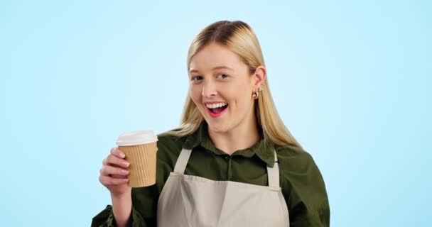 Barista Vrouw Blij Met Koffie Take Away Tas Voor Service — Stockvideo