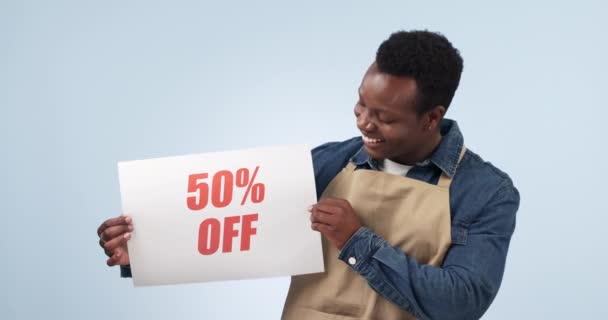 快乐的黑人男子 广告牌和折扣价格的特殊促销与工作室背景 非洲男性形象或员工的微笑与招贴画交易 商店促销或广告销售 — 图库视频影像