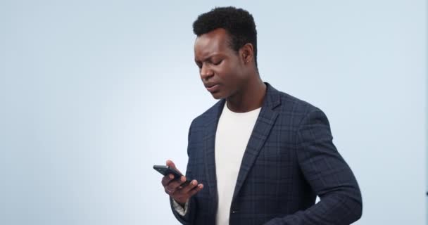 Teléfono Estrés Hombre Negro Con Dolor Cabeza Estafa Phishing Noticias — Vídeos de Stock