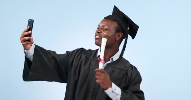 快乐的黑人 并在工作室背景下获得了记忆或摄影证书 兴奋的非洲男人 学生或毕业生笑着拍照 拍照或上网 — 图库视频影像