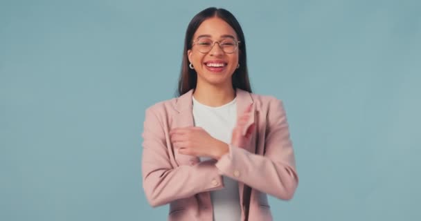 Cara Sonrisa Mujer Negocios Con Los Brazos Cruzados Estudio Aislado — Vídeos de Stock