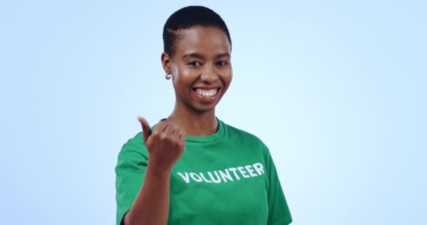 Voluntário Mulher Apontando Estúdio Para Caridade Ajuda Apoio Mudança Serviço — Vídeo de Stock
