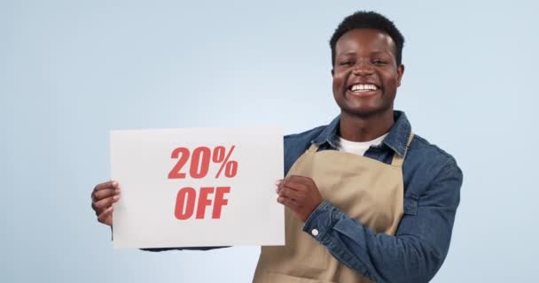 快乐的黑人男子 广告牌和折扣促销特价与工作室背景 非洲男性形象或员工的微笑与招贴画交易 商店促销或广告销售 — 图库视频影像