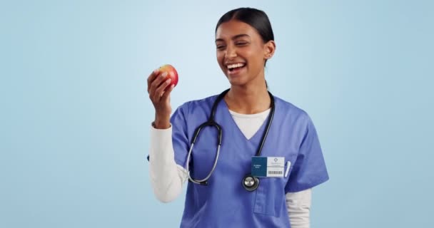 Yüz Kadın Doktor Parmaklar Yukarı Elma Sağlıklı Bir Şekilde Yemek — Stok video